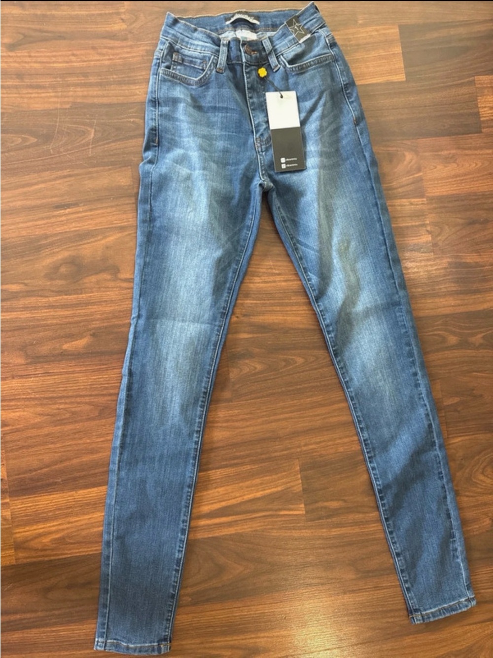 Vibrant Women's Skinny Jeans - Medium Blue Wash